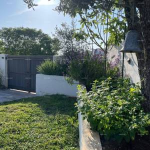 Moderna vila u Istri s pogledom na more, krovnom terasom i uređenim vrtom – 800 m od plaže