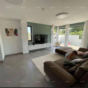 Moderna vila u Istri s pogledom na more, krovnom terasom i uređenim vrtom – 800 m od plaže