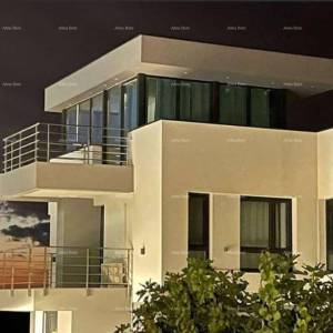 Moderna vila u Istri s pogledom na more, krovnom terasom i uređenim vrtom – 800 m od plaže