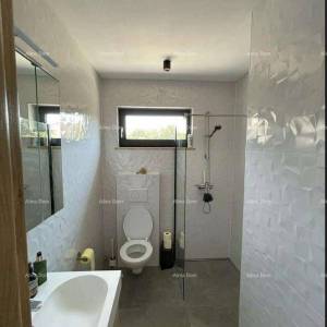 Moderna vila u Istri s pogledom na more, krovnom terasom i uređenim vrtom – 800 m od plaže