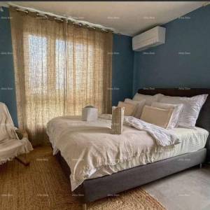 Moderna vila u Istri s pogledom na more, krovnom terasom i uređenim vrtom – 800 m od plaže