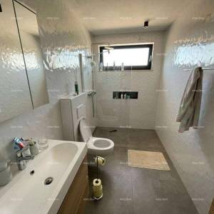 Moderna vila u Istri s pogledom na more, krovnom terasom i uređenim vrtom – 800 m od plaže