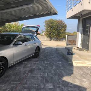 Moderna vila u Istri s pogledom na more, krovnom terasom i uređenim vrtom – 800 m od plaže