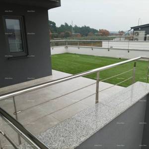 Moderna vila za odmor u zatvorenom kompleksu sa vilama na samoj obali mora.