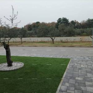 Moderna vila za odmor u zatvorenom kompleksu sa vilama na samoj obali mora.