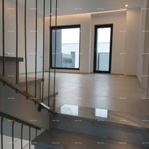 Moderna vila za odmor u zatvorenom kompleksu sa vilama na samoj obali mora.