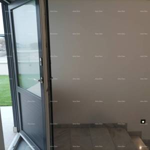 Moderna vila za odmor u zatvorenom kompleksu sa vilama na samoj obali mora.