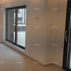 Moderna vila za odmor u zatvorenom kompleksu sa vilama na samoj obali mora.