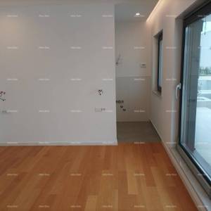 Moderna vila za odmor u zatvorenom kompleksu sa vilama na samoj obali mora.