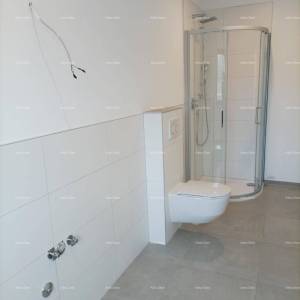 Moderna vila za odmor u zatvorenom kompleksu sa vilama na samoj obali mora.