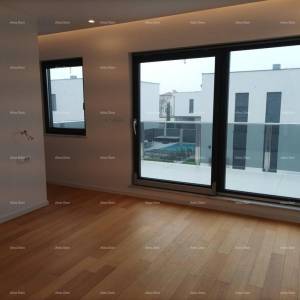 Moderna vila za odmor u zatvorenom kompleksu sa vilama na samoj obali mora.