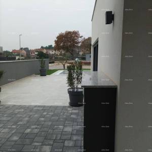 Moderna vila za odmor u zatvorenom kompleksu sa vilama na samoj obali mora.