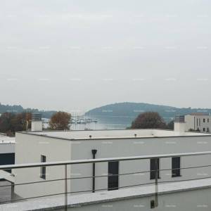 Moderna vila za odmor u zatvorenom kompleksu sa vilama na samoj obali mora.