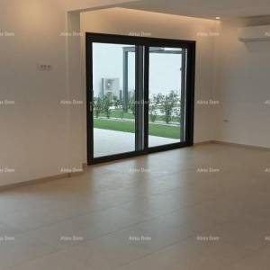 Moderna vila za odmor u zatvorenom kompleksu sa vilama na samoj obali mora.