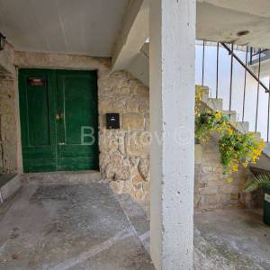 Mravince, prodaja renovirana kamena kuća, 5 soba