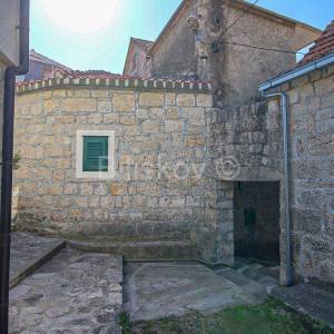 Mravince, prodaja renovirana kamena kuća, 5 soba