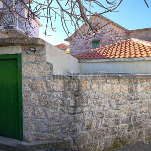 Mravince, prodaja renovirana kamena kuća, 5 soba