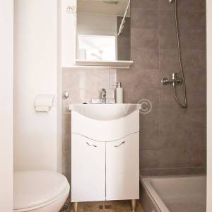 Mravince, prodaja renovirana kamena kuća, 5 soba