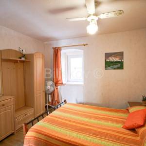 Mravince, prodaja renovirana kamena kuća, 5 soba