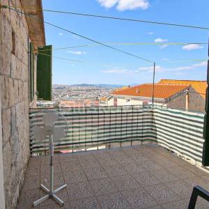 Mravince, prodaja renovirana kamena kuća, 5 soba