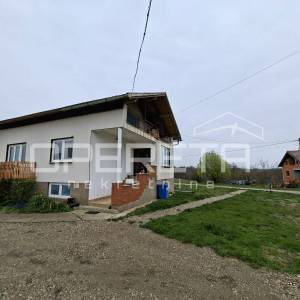 Namještena kuća u prirodnoj idili