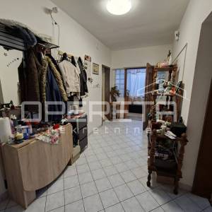 Namještena kuća u prirodnoj idili