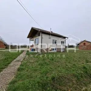 Namještena kuća u prirodnoj idili