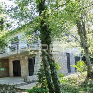 Njivice, Otok Krk – Šarmantna kamena kuća s pogledom na more, velikom terasom i 