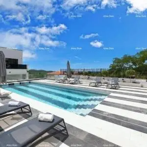 Nova, moderna kuća s bazenom. Blizina Svetog Lovreča.