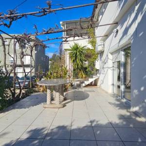 Novalja – Trosobni apartman 80 m² u prizemlju s terasom, 500 m od mora