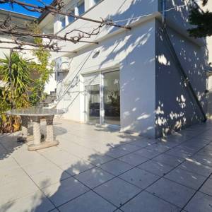 Novalja – Trosobni apartman 80 m² u prizemlju s terasom, 500 m od mora