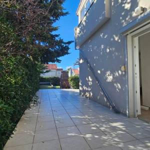 Novalja – Trosobni apartman 80 m² u prizemlju s terasom, 500 m od mora