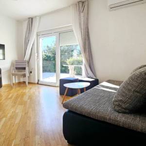 Novalja – Trosobni apartman 80 m² u prizemlju s terasom, 500 m od mora