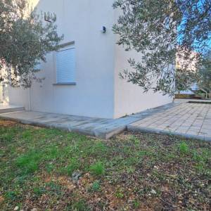 Novalja – Trosobni apartman 80 m² u prizemlju s terasom, 500 m od mora