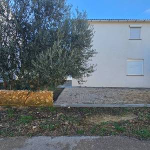 Novalja – Trosobni apartman 80 m² u prizemlju s terasom, 500 m od mora