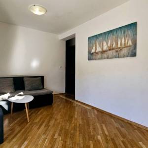 Novalja – Trosobni apartman 80 m² u prizemlju s terasom, 500 m od mora