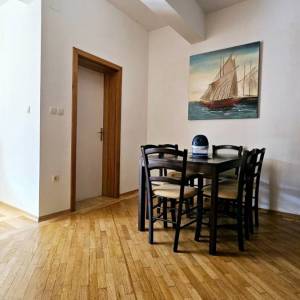 Novalja – Trosobni apartman 80 m² u prizemlju s terasom, 500 m od mora