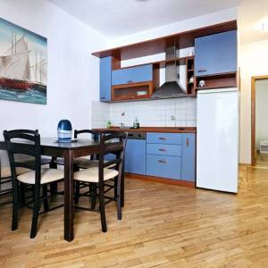 Novalja – Trosobni apartman 80 m² u prizemlju s terasom, 500 m od mora