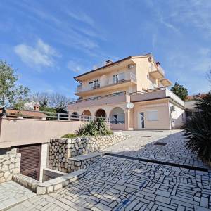 NOVI VINODOLSKI - Apartman sa zajedničkim bazenom i pogledom na more