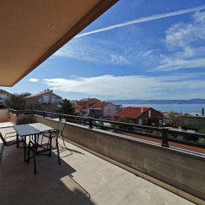 NOVI VINODOLSKI - Apartman sa zajedničkim bazenom i pogledom na more