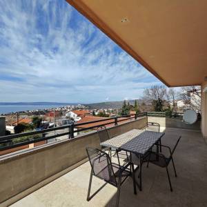 NOVI VINODOLSKI - Apartman sa zajedničkim bazenom i pogledom na more