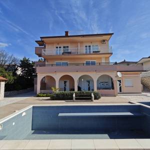 NOVI VINODOLSKI - Apartman sa zajedničkim bazenom i pogledom na more