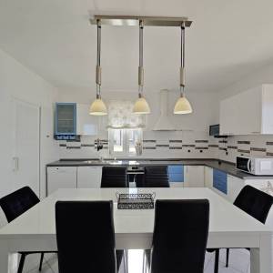 NOVI VINODOLSKI - Apartman sa zajedničkim bazenom i pogledom na more