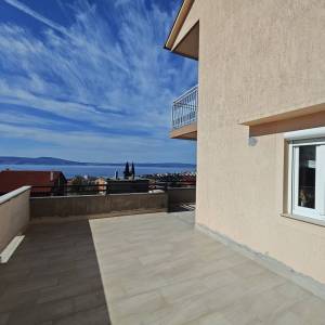 NOVI VINODOLSKI - Apartman sa zajedničkim bazenom i pogledom na more