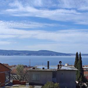 NOVI VINODOLSKI - Apartman sa zajedničkim bazenom i pogledom na more