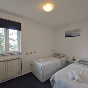 NOVI VINODOLSKI - Apartman sa zajedničkim bazenom i pogledom na more