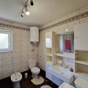 NOVI VINODOLSKI - Apartman sa zajedničkim bazenom i pogledom na more