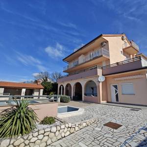 NOVI VINODOLSKI - Apartman sa zajedničkim bazenom i pogledom na more