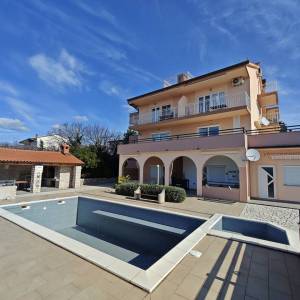 NOVI VINODOLSKI - Apartman sa zajedničkim bazenom i pogledom na more