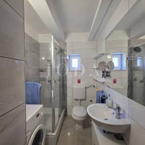 NOVI VINODOLSKI, samostojeća kuća sa dva stana